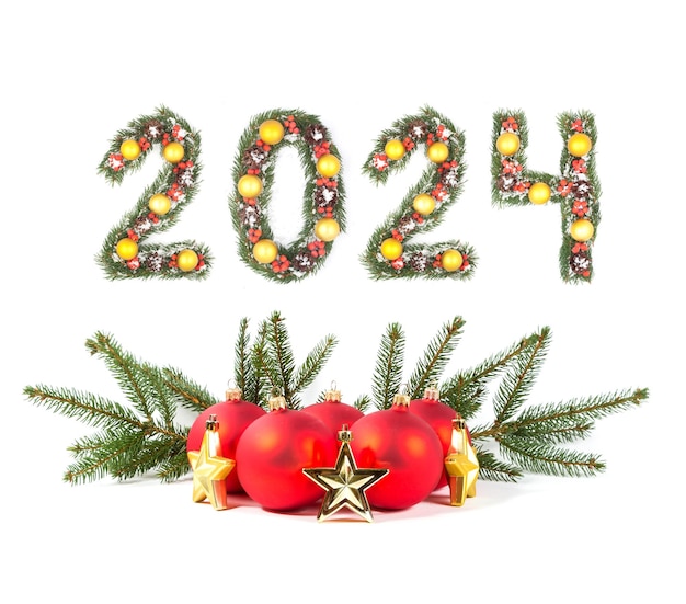 Bola de Navidad roja y número 2024 hecha por ramas de árboles de Navidad aisladas sobre fondo blanco