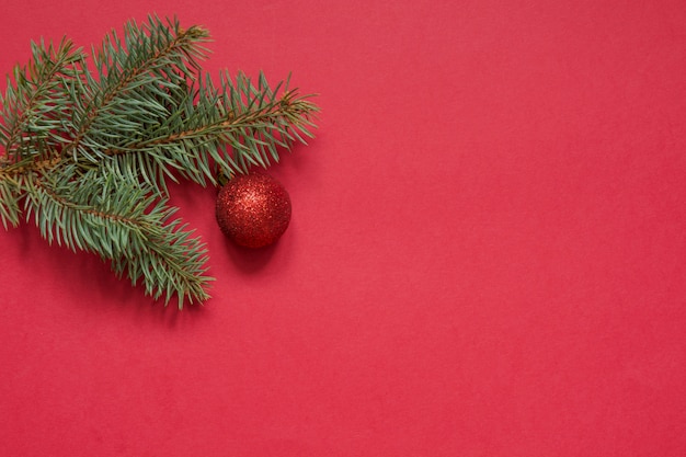 Bola de Navidad roja sobre fondo rojo.