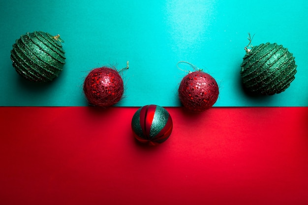 Bola de Navidad sobre fondo de pimiento verde y rojo