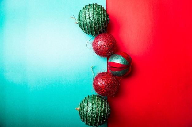 Bola de Navidad sobre fondo de pimiento verde y rojo