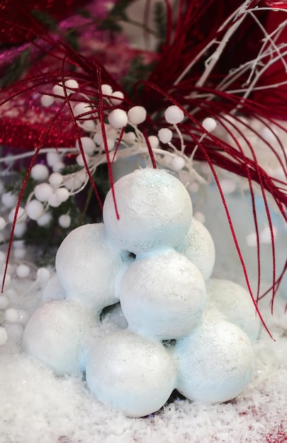Bola de Navidad sobre superficie nevada decorada para festival