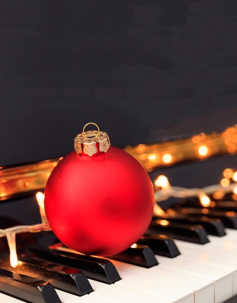 Bola de Navidad en el teclado del piano Canciones de música de Navidad