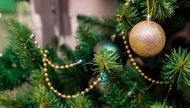 Una bola navideña para el árbol de Navidad Primer plano de la decoración navideña Año nuevo y Navidad