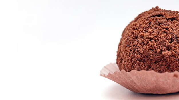 Una bola de pastel de chocolate en un primer plano del paquete con el lugar donde se copia el texto