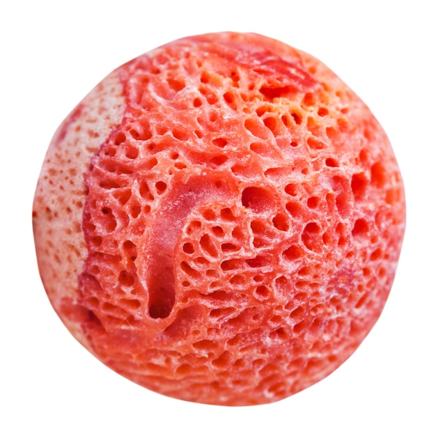 Bola de piedra preciosa de coral esponja roja aislada