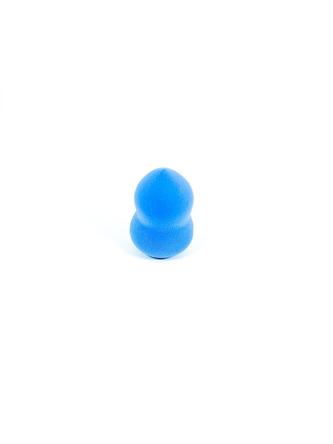 Una bola de plástico azul con la palabra "on it" sobre un fondo blanco.