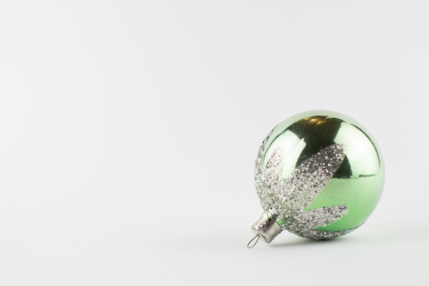 Bola de plata para el árbol de navidad en blanco