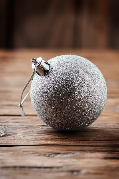 Bola de plata para navidad en la mesa de madera