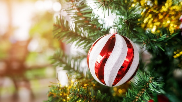 Bola roja colgando de un árbol de Navidad