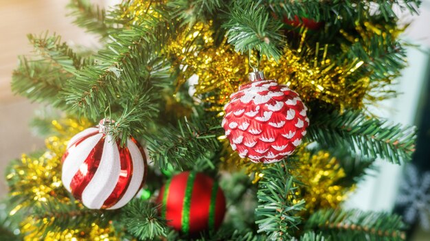 Bola roja colgando de un árbol de Navidad