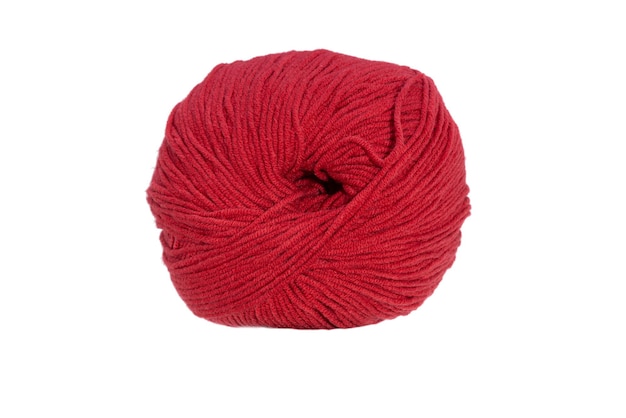 Bola roja de lana aislado sobre fondo blanco. Foto de alta calidad