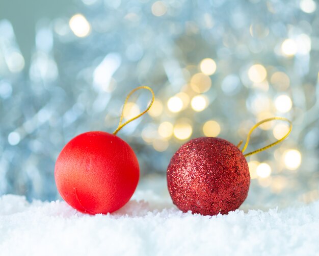 Foto bola roja en la nieve sobre fondo blanco bokeh