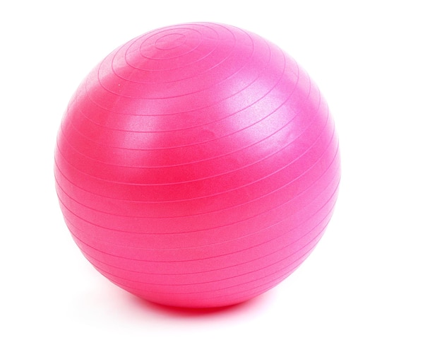 Bola rosa para fitness aislado en blanco