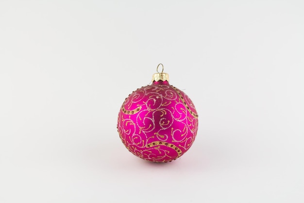 Bola rosa para árvore de natal em fundo branco