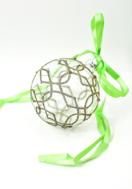 Foto bola transparente de navidad con cinta