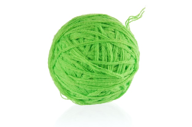 Bola verde de fio para tricô, isolada no fundo branco