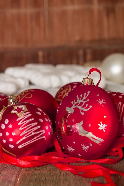 Bola vermelha de Natal e fitas em fundo de madeira