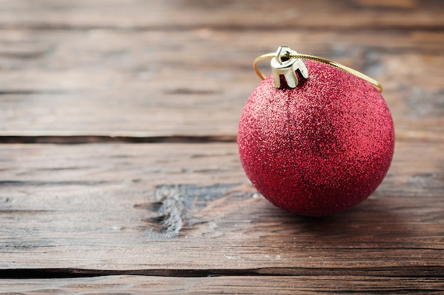 Bola vermelha de Natal na mesa de madeira