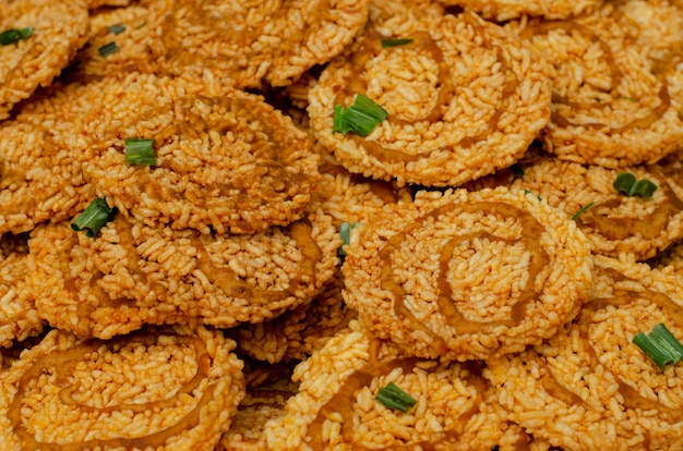 Bolacha frita tailandesa, Snack feito de arroz, seco e frito em óleo.