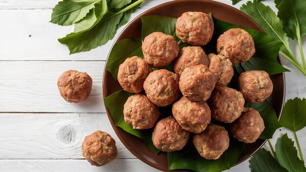 Bolachas de carne de cerdo en la superficie blanca de madera