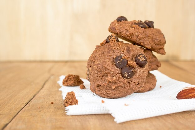 Bolachas com chocolate com cobertura de chocolate cobertas.