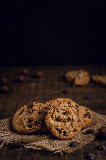 Foto bolachas com pepitas de chocolate no tecido de serapilheira