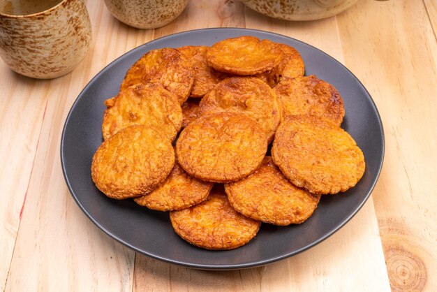 Bolachas de arroz japonesas ou lanche tradicional Senbei Japan Lanche japonês Senbei em chapa preta