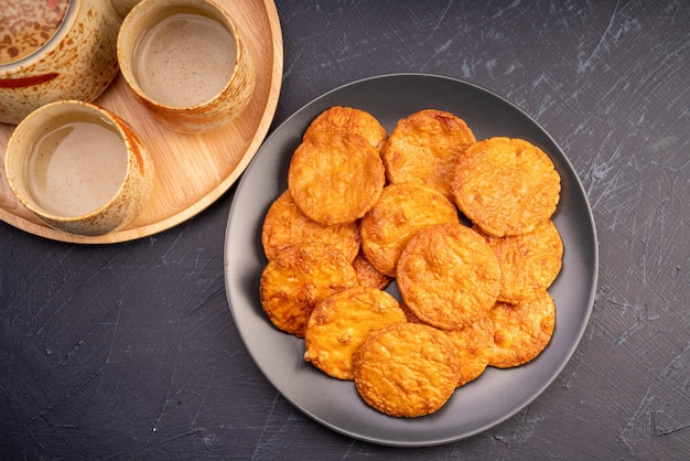 Bolachas de arroz japonesas ou lanche tradicional Senbei Japan Lanche japonês Senbei em chapa preta