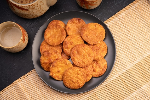 Bolachas de arroz japonesas ou lanche tradicional Senbei Japan Lanche japonês Senbei em chapa preta