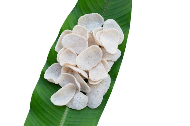 Bolachas de camarão em folhas verdes. Arroz crocante de camarão