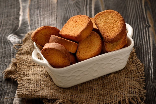 Bolachas de chuck rusk duro na mesa de madeira