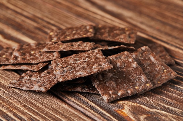 Bolachas de farinha integral em chocolate em fundo de madeira vintage