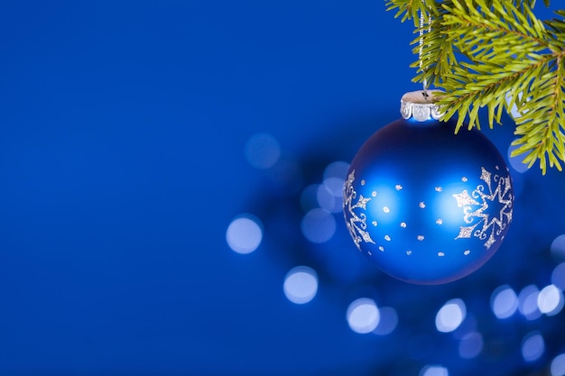 Bolachas de Natal penduradas com a luz azul embaçada no fundo