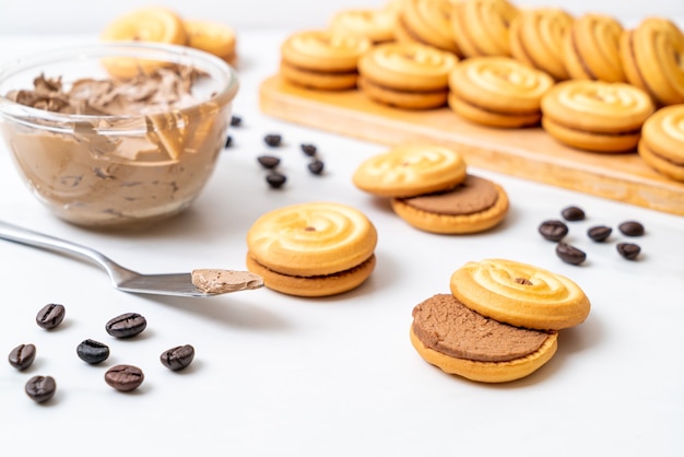 Foto bolachas sanduíche com creme de café