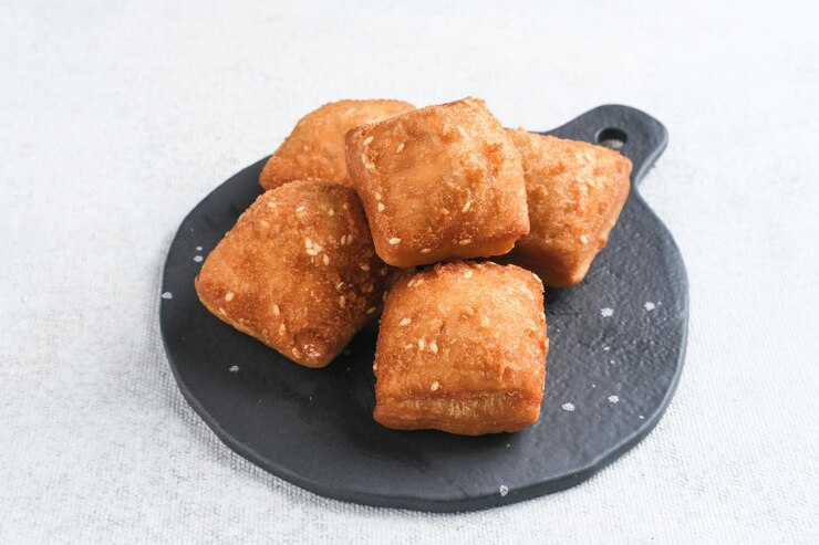 Foto bolang enfardamento odading pão frito em cubos ou blocos foco selecionado