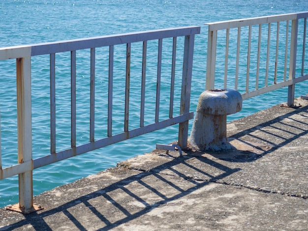 Bolardos a la orilla del mar Lugar de parada de los barcos Lugar donde se amarra el barco a la orilla