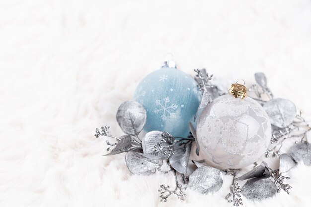 Bolas aconchegantes de Natal douradas com fundo de lã.