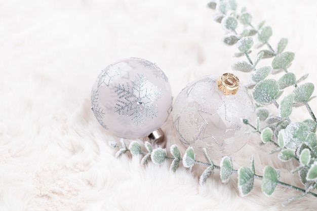 Bolas aconchegantes de natal douradas com fundo de lã.