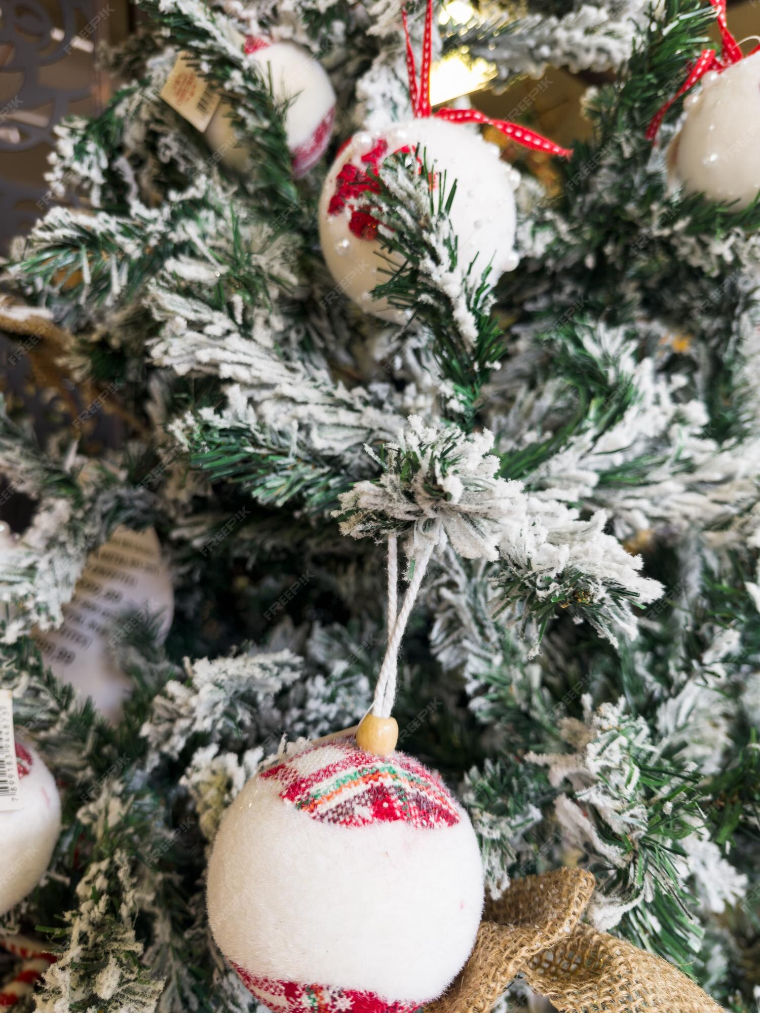 Bolas y adornos navideños celebra la llegada del árbol navidad de papá noel con colgantes y simulación nieve | Foto Premium