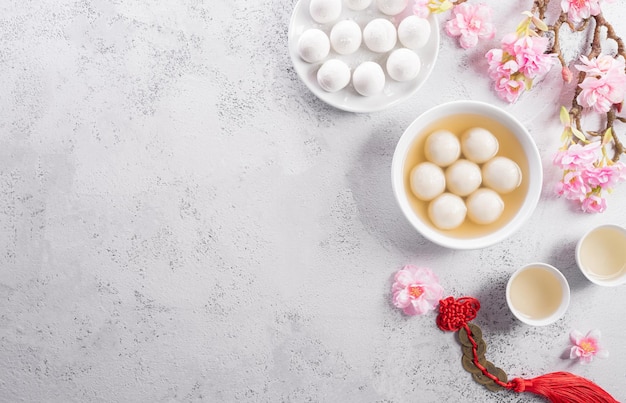 Bolas de albóndigas dulces Tang Yuan, una cocina tradicional para el solsticio de invierno de Midautumn Dongzhi y el año nuevo chino Los caracteres chinos FU en el artículo se refieren al flujo de dinero de la riqueza de la fortuna