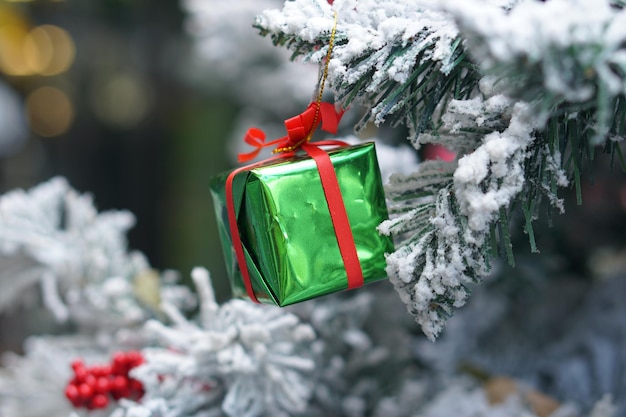 Bolas en el árbol de navidad en el año nuevo