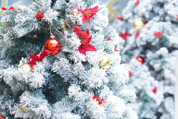 Bolas en el árbol de navidad en el año nuevo