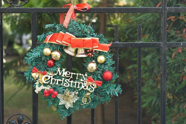 Bolas en el árbol de navidad en el año nuevo