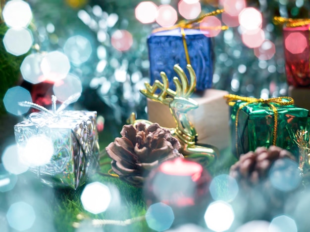 Bolas de árbol de Navidad y caja de regalo Guirnaldas de Bokeh en el bloque de cubo de fondo borroso para contener el propósito de hacer negocios superar Desarrollar ideas para el nuevo año 2023x9