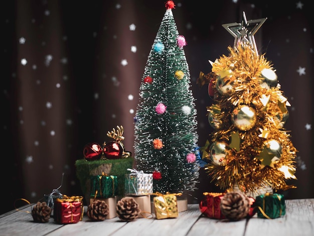 Bolas de árbol de Navidad y caja de regalo Guirnaldas de Bokeh en el bloque de cubo de fondo borroso para contener el propósito de hacer negocios superar Desarrollar ideas para el nuevo año 2023x9