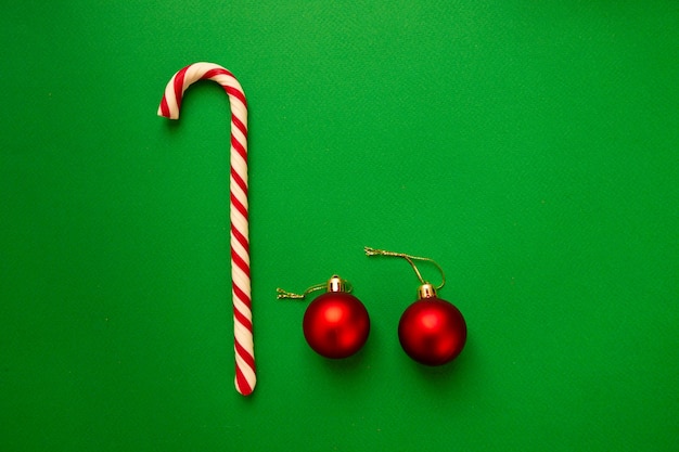 Foto bolas de árbol de navidad y caramelo rayado en verde