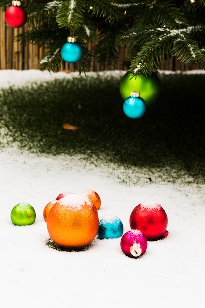 Bolas de árbol de navidad con nieve