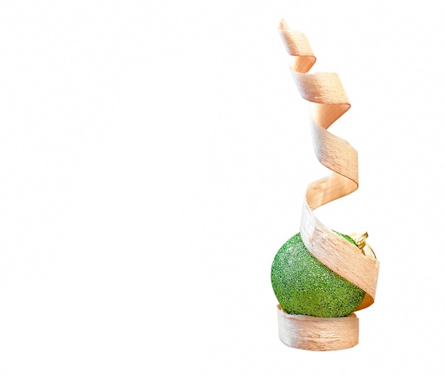 Bolas de árbol de Navidad verde y árboles de Navidad hechos de virutas de madera están aislados en un fondo blanco.
