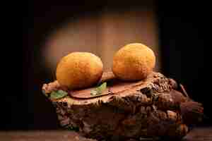 Foto bolas de arroz arancini. bolas de arroz frito sobre fondo de madera marrón. snack, comida callejera de cerca