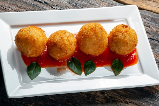 Bolas de arroz frito Tradicional de Brasil donde se llama Bolinho de arroz